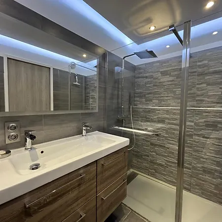 L'estivaliere - Golfe Juan - Confortable T3 Vue - Climatise Et Garage Ferme Валлорис